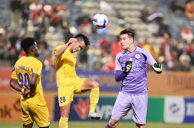 Nguyễn Filip mắc sai lầm nhưng vẫn được HLV Polking bảo vệ sau trận đấu - Ảnh: Minh Tuấn