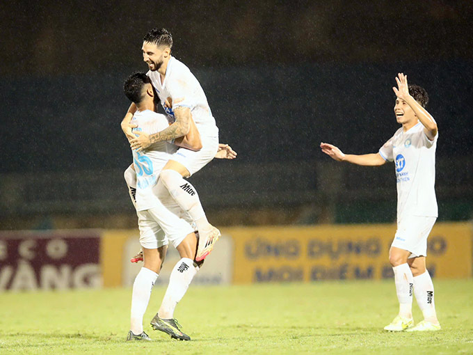 Nam Định dẫn trước SLNA 3-1 sau hiệp đầu tiên - Ảnh: Đức Cường