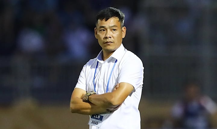 HLV Nguyễn Huy Hoàng dẫn dắt CLB Bắc Ninh.