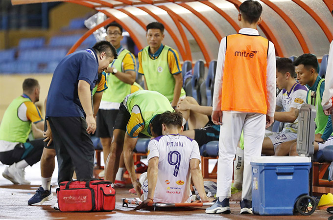 Tuấn Hải phải rời sân bằng cáng ở phút 61 trận Hà Nội gặp CLB TP.HCM - Ảnh: Minh Tuấn