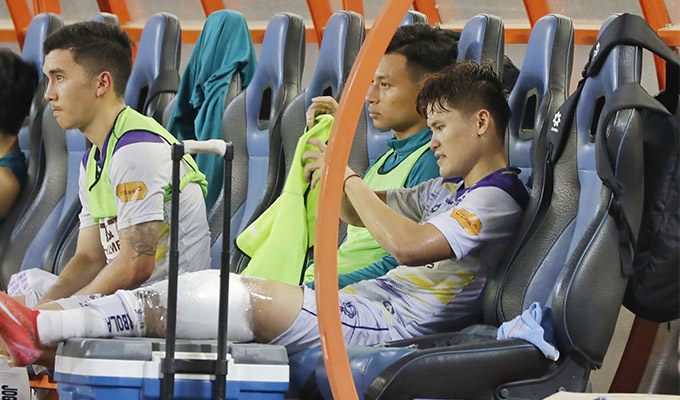 Tiền đạo sinh năm 1998 được cuốn băng trắng kín đầu gối trái - Ảnh: Minh Tuấn