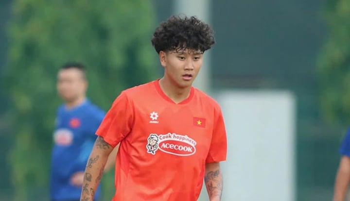 Alex Bùi tập luyện cùng U22 Việt Nam.