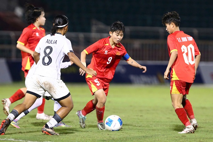 Hoàng Vân lập cú đúp cho U19 nữ Việt Nam. Ảnh: Tô An