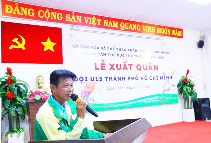 HLV Huỳnh Anh Tuấn của U15 TP.HCM - Trí Việt