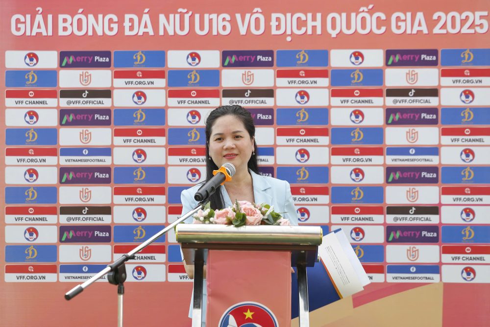 Bà Nguyễn Thanh Hà - Phó Tổng Thư ký, Trưởng BTC phát biểu khai mạc giải bóng đá Nữ Vô địch U16 Quốc gia 2025